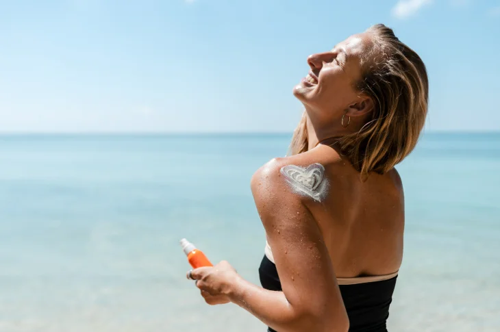 Ādas aprūpe pēc saules vai solārija: dermatologa padomi