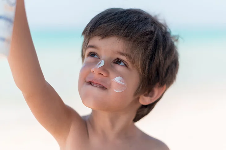 Bērnu ādas kopšana pēc peldes: dermatologa ieteikumi
